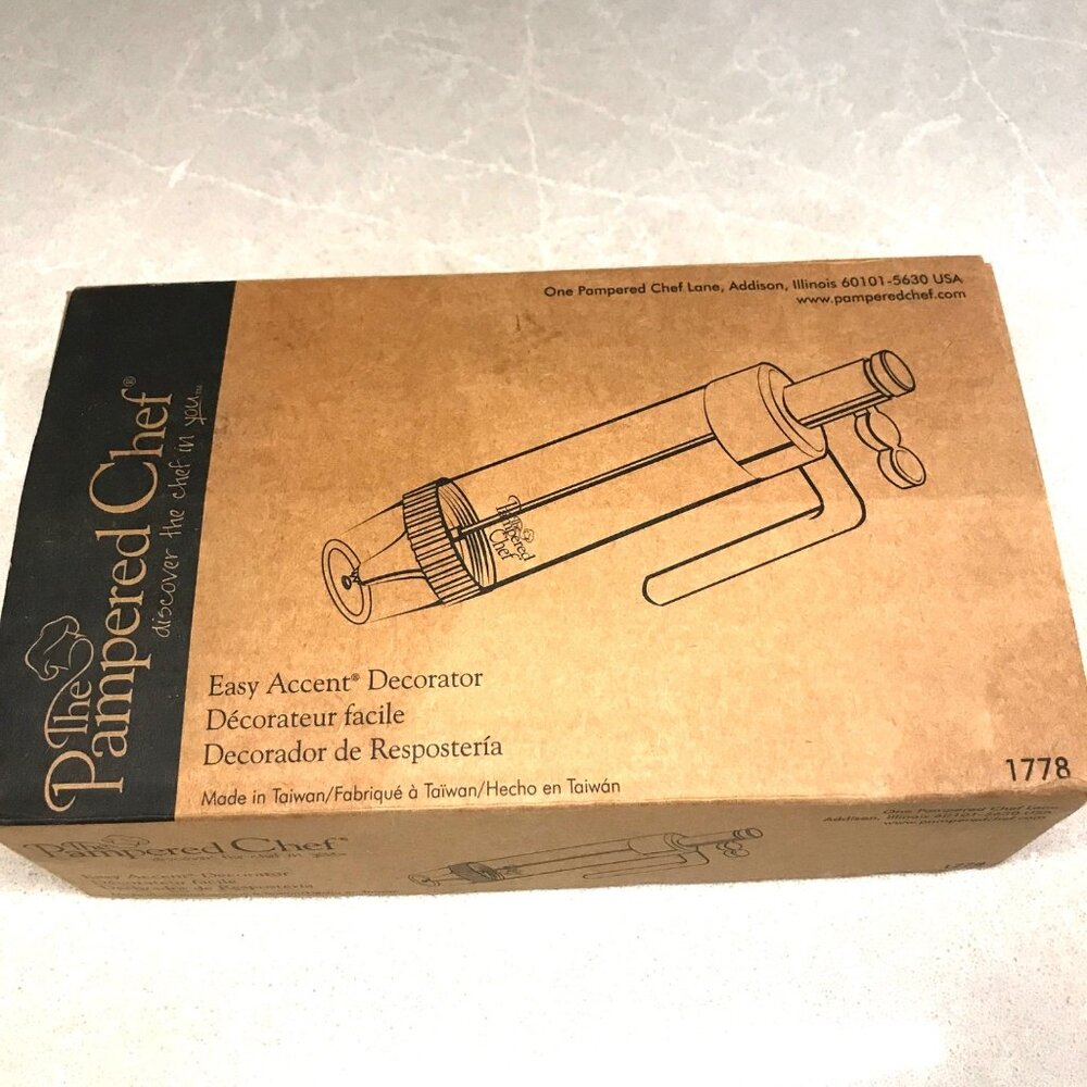 Pampered Chef Easy Accent Decorator Cake Pastry Decorating Tool with Multiple Ti